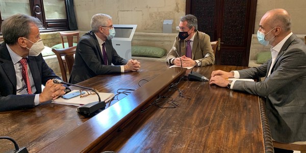 El alcalde y el presidente de Renfe mantienen un encuentro para avanzar en la integración tarifaria en el área metropolitana de Sevilla como línea básica para incrementar el uso del transporte público y la intermodalidad