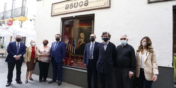 El Ayuntamiento entrega los premios del concurso de escaparates de Semana Santa del Casco Antiguo dentro del programa de dinamización del comercio