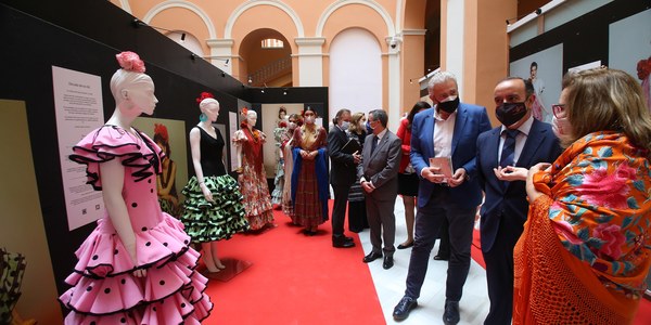 El Ayuntamiento acoge hasta el próximo 2 de mayo la exposición ‘La evolución del traje de flamenca’, una actividad que se enmarca en el apoyo a este sector ante la suspensión de la Feria por segundo año consecutivo