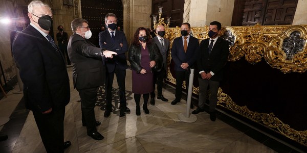 El Ayuntamiento acoge la exposición de la Hermandad del Cachorro que muestra los nuevos elementos del paso del Cristo de la Expiración