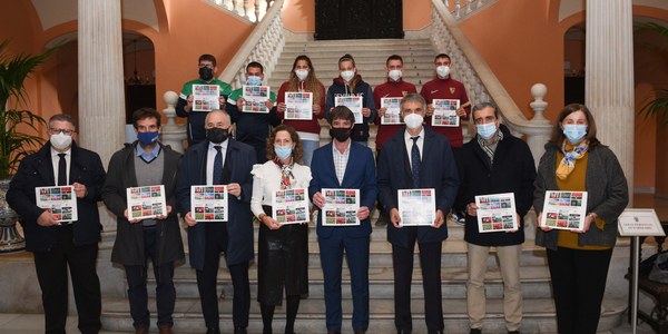 El Ayuntamiento acoge la presentación del calendario de Autismo Sevilla con la participación de la Fundación Sevilla FC y la Fundación Real Betis Balompié