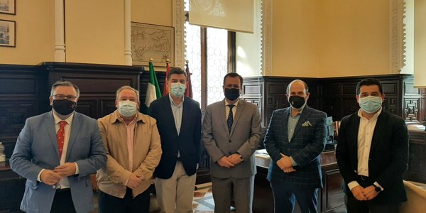 El Ayuntamiento acogerá una exposición sobre las hermandades filiales del Rocío con motivo del Año Jubilar en colaboración con la Matriz de Almonte