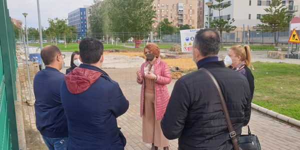 El Ayuntamiento acomete la reordenación de un espacio libre ubicado en la calle Cueva del Agua de Sevilla Este  para convertirlo en una zona verde de ocio y esparcimiento