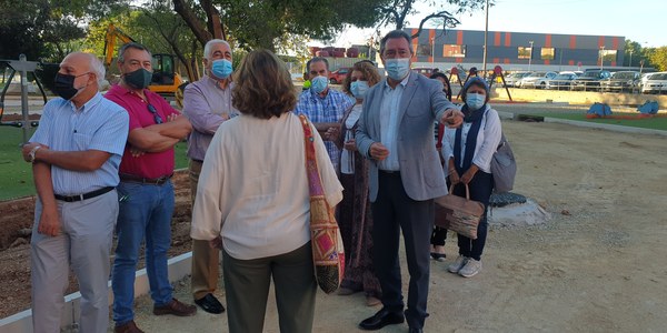 El Ayuntamiento acomete la transformación de la plaza Cueva del Agua con más arbolado, accesibilidad y áreas de convivencia dentro del programa de inversiones en Sevilla Este que incluye un centro cívico y un pabellón deportivo
