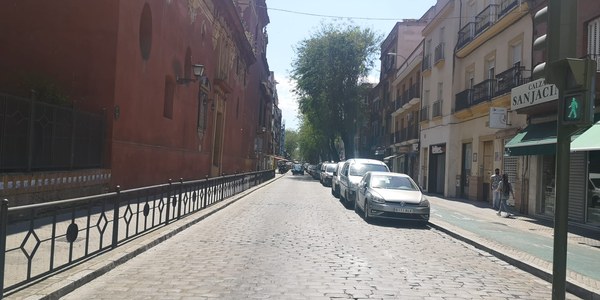 El Ayuntamiento de Sevilla acomete obras de mejora del pavimento de adoquín de la calle San Jacinto por un importe estimado de 30.000 euros