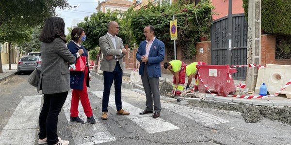 El Ayuntamiento acomete un programa de mejoras de acerados y calzadas en Nervión dentro del plan de inversiones en distritos del nuevo contrato de conservación