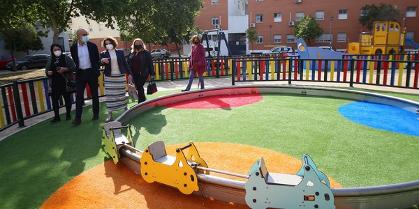El Ayuntamiento adecúa un espacio infrautilizado en la calle Japón de Sevilla Este, convirtiéndolo en una zona más habitable con nuevos itinerarios peatonales y áreas de juegos infantiles y mejoras en la vegetación