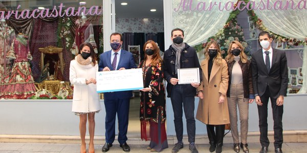 El Ayuntamiento, Al Centro, Caixabank y Aprocom entregan los premios del concurso de escaparates dentro de la campaña de Navidad de apoyo al comercio y a la hostelería del Distrito Casco Antiguo