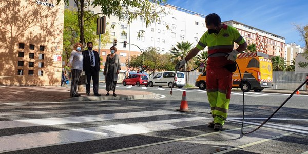 El Ayuntamiento amplia el programa de   mejoras de seguridad vial y reordenación de plazas de aparcamiento con nuevas actuaciones en Sevilla Este