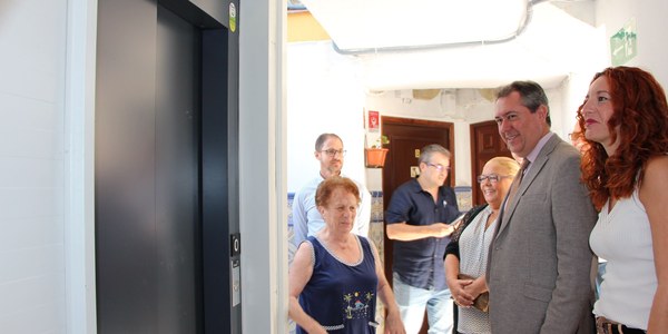 El Ayuntamiento aprueba una inversión de 2 millones de euros para la instalación de al menos 14 ascensores en edificios con graves problemas de accesibilidad y sin recursos económicos