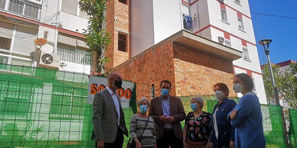 El Ayuntamiento avanza en el programa de instalación de ascensores en comunidades con graves problemas de accesibilidad y dificultades económicas con la ejecución de otros cuatro proyectos en edificios de Pino Montano, Alcosa y Polígono San Pablo