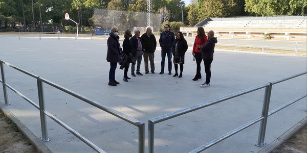 El Ayuntamiento completa la nueva pista multideportiva del Parque de Los Príncipes, en Los Remedios, con una baranda de seguridad para el patinaje y una cancha de baloncesto