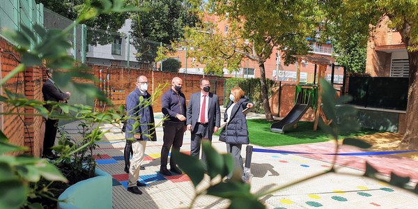 El Ayuntamiento concluye las obras de los nuevos aseos, jardineras, arbolado y equipamientos del patio del CEIP Sor Ángela de la Cruz con una inversión de 60.000 euros