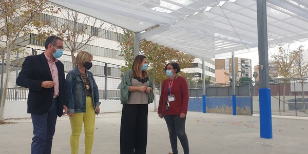 El Ayuntamiento concluye las obras del nuevo entoldado que ofrecerá más sombra al patio de Primaria del CEIP Maestra Isabel Álvarez