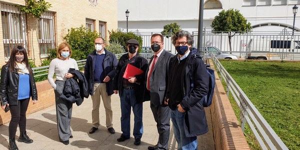 El Ayuntamiento construye un cerramiento de la Plaza José Luis Vila en el distrito Casco Antiguo para la protección de equipamientos y zonas verdes