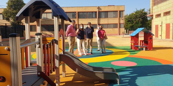 El Ayuntamiento construye una nueva área de 100 metros cuadrados de juegos infantiles en el CEIP Giménez Fernández y cierra el vallado trasero