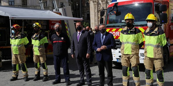 El Ayuntamiento continúa con la mejora de los medios del servicio de Bomberos con un nuevo paquete de inversiones de más de un millón de euros en dos nuevos vehículos que incrementan la seguridad en las intervenciones en incendios y nuevos equipos de protección