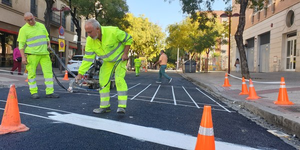 El Ayuntamiento culmina hoy la pavimentación y renovación de la señalización horizontal de la Avenida de Miraflores y reabrirá al tráfico la calle antes del plazo previsto
