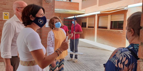 El Ayuntamiento culmina la colocación de toldos en los aularios del CEIP Angel Ganivet para mejorar el confort climático