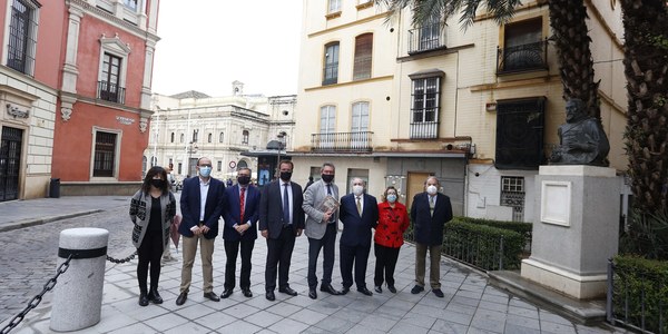 El Ayuntamiento culmina la reordenación del entorno de la escultura de Cervantes, entre las calles Entrecárceles y Francisco Bruna, con un diseño que amplía el espacio peatonal y mejora la conservación y protección del patrimonio