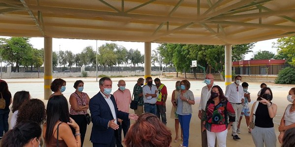 El Ayuntamiento culmina un amplio porche en el patio del CEIP Juan Ramón Jiménez dentro de una primera fase del programa de obras en colegios con una veintena de actuaciones que suman 2 millones de euros