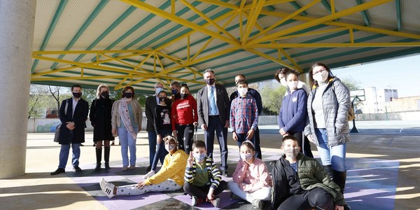 El Ayuntamiento culmina una nueva inversión de 196.000 euros en el colegio Adriano del Valle de Cerro Amate que cuenta ya con un nuevo porche cubierto y mejoras en el patio