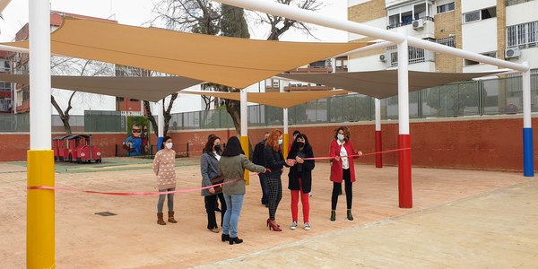 El Ayuntamiento culmina una nueva zona de toldos de 155 metros cuadrados en el patio del CEIP Pedro Garfias del Distrito Macarena dentro del programa de inversiones en colegios