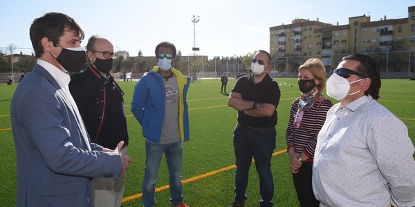 El Ayuntamiento culmina y pone en servicio el nuevo campo de césped artificial de La Oliva, en el Distrito Sur, dentro del programa municipal de apoyo al deporte