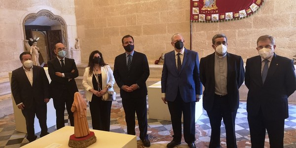 El Ayuntamiento de Sevilla acoge hasta el próximo 28 de mayo la exposición ‘AmparArte’, una muestra colectiva de pintura, escultura y fotografía que pretende recaudar fondos para el retablo de la Virgen del Amparo
