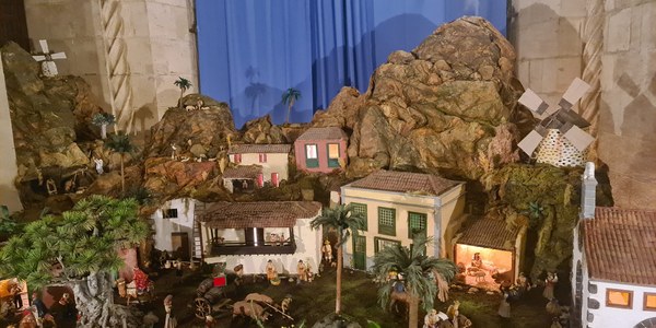 El Ayuntamiento de Sevilla acoge hasta el próximo 5 de enero el Belén Popular Canario que este año llega con fines solidarios para recoger fondos destinados a los afectados por el volcán de La Palma
