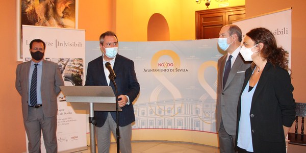 El Ayuntamiento de Sevilla acoge la exposición ‘Le Piazze (In)visibili’, una muestra fotográfica de 21 plazas de Italia retratadas durante el confinamiento