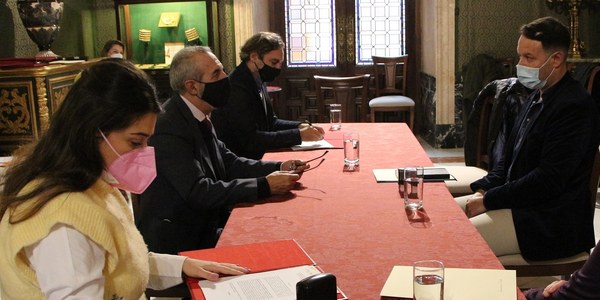 El Ayuntamiento de Sevilla cede tres viviendas de Emvisesa a dos entidades sociales para proyectos de atención a mujeres embarazadas y jóvenes extutelados sin hogar