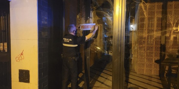 El Ayuntamiento desplegó este fin de semana 309 policías en 116 patrulleros para garantizar las normas sanitarias contra la pandemia, controlar la botellona y asegurar el derecho vecinal al descanso
