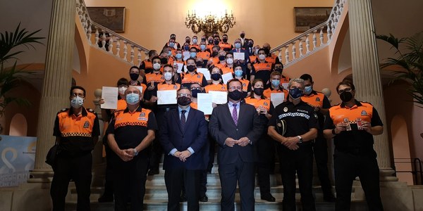 El Ayuntamiento de Sevilla entrega condecoraciones a 41 voluntarios y voluntarias de Protección Civil por los servicios prestados durante la pandemia y 26 Medallas a la Constancia