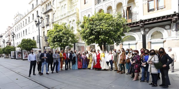 El Ayuntamiento de Sevilla inaugura dos exposiciones de fotografías enmarcadas en las iniciativas de apoyo a la industria de la moda flamenca organizadas junto con el sector