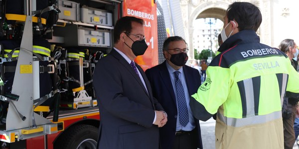 El Ayuntamiento de Sevilla invierte 468.000 euros en la adquisición de 450 trajes de intervención para mejorar la seguridad de los Bomberos