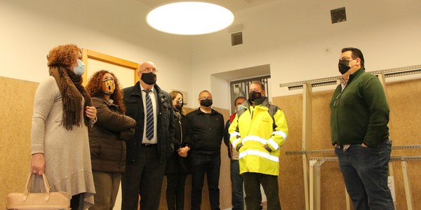 El Ayuntamiento de Sevilla realiza mejoras en materia de accesibilidad y de adecuación de la biblioteca y el patio de Infantil del CEIP Julio Coloma en la barriada de Pineda