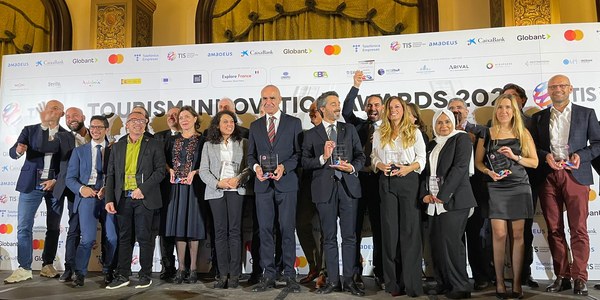 El Ayuntamiento de Sevilla recibe un galardón por su innovadora alianza turística con la ciudad de Barcelona en el marco de los premios internacionales que se entregan en el congreso de innovación y tecnologías TIS