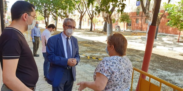 El Ayuntamiento de Sevilla reordenará la calle Binefar, en la barriada de Los Prunos de Cerro-Amate, para mejorar la accesibilidad y los aparcamientos y generar un itinerario peatonal hacia la estación de Metro y el parque infantil con 60.000 euros de presupuesto
