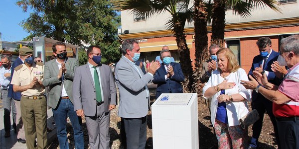 El Ayuntamiento de Sevilla rinde homenaje a la saetera Paquita Gómez con una placa conmemorativa en San Jerónimo, barrio en el que nació