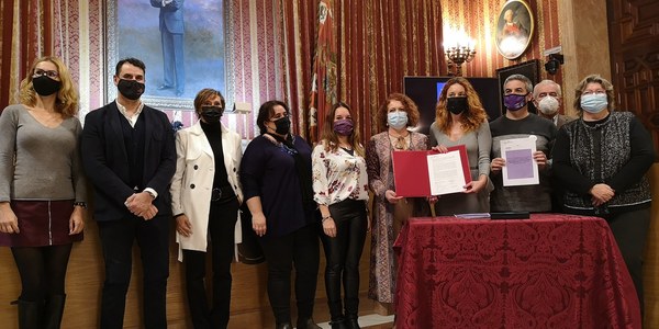 El Ayuntamiento de Sevilla y todas las secciones sindicales firman un protocolo pionero para prevenir y actuar contra el acoso sexual o por identidad de género dentro de la plantilla municipal