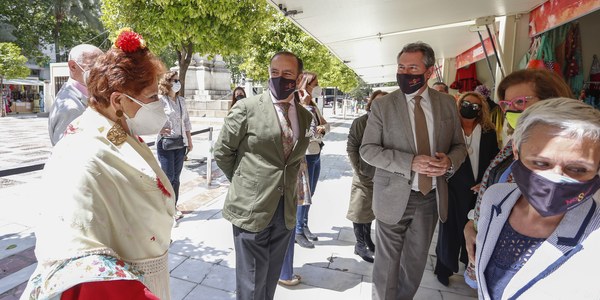 El Ayuntamiento destaca el buen funcionamiento del mercadillo de moda flamenca de Plaza Nueva como iniciativa de apoyo al sector ante la cancelación de la Feria