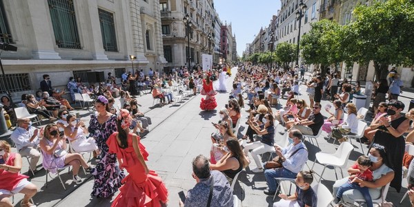 El Ayuntamiento destaca el éxito de organización y participación del desfile de moda flamenca de la Avenida de la Constitución concebido para apoyar a los diseñadores y promocionar las ventas de cara las ferias y romerías de 2022