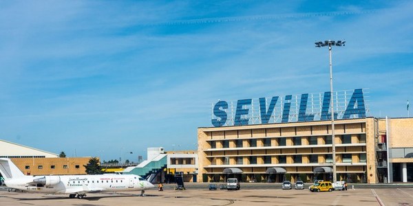El Ayuntamiento destaca el impulso a los mercados turísticos de la Europa central y del este que supondrá en junio el estreno de la conexión aérea directa de Blue Air entre Sevilla y Bucarest
