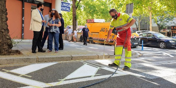 El Ayuntamiento ejecuta en Bermejales un plan de mejora de la señalización vial y de reordenación del viario para ganar plazas de estacionamiento