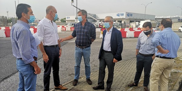 El Ayuntamiento ejecuta obras de reforma de la glorieta de la calle San José de Palmete, en Cerro-Amate, para facilitar los accesos a La Negrilla, impulsar el parque empresarial y mejorar la movilidad