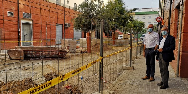 El Ayuntamiento ejecuta obras en la calle Pedro Pecador, en el Distrito Cerro-Amate, para eliminar barreras arquitectónicas, crear parterres, plantar más árboles y completar así la reurbanización integral de la barriada Virgen de los Reyes con 651.000 euros de inversión en dos años