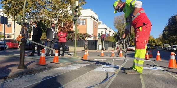 El Ayuntamiento ejecuta un plan de mejora de la seguridad vial en Bermejales y Elcano con renovación de la señalización horizontal, más plazas de aparcamiento y reordenación de la circulación de distintas calles