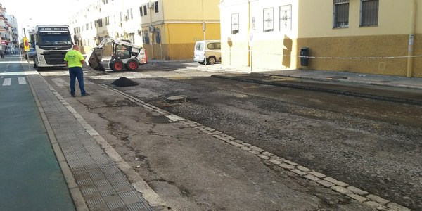 El Ayuntamiento ejecuta una inversión de 240.000 euros en la pavimentación y renovación de la señalización horizontal de Madreselva y Avenida de Miraflores dentro del plan de mejora de la movilidad en Macarena