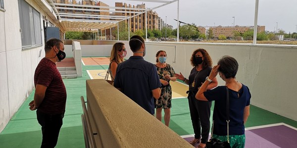 El Ayuntamiento ejecuta una inversión para mejorar los patios de recreo de las aulas de Infantil y el vallado del CEIP Marie Curie del Distrito Bellavista-La Palmera